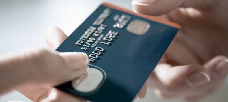 Motoboys invadem casa e agridem casal de estelionatários após serem vítimas de golpes