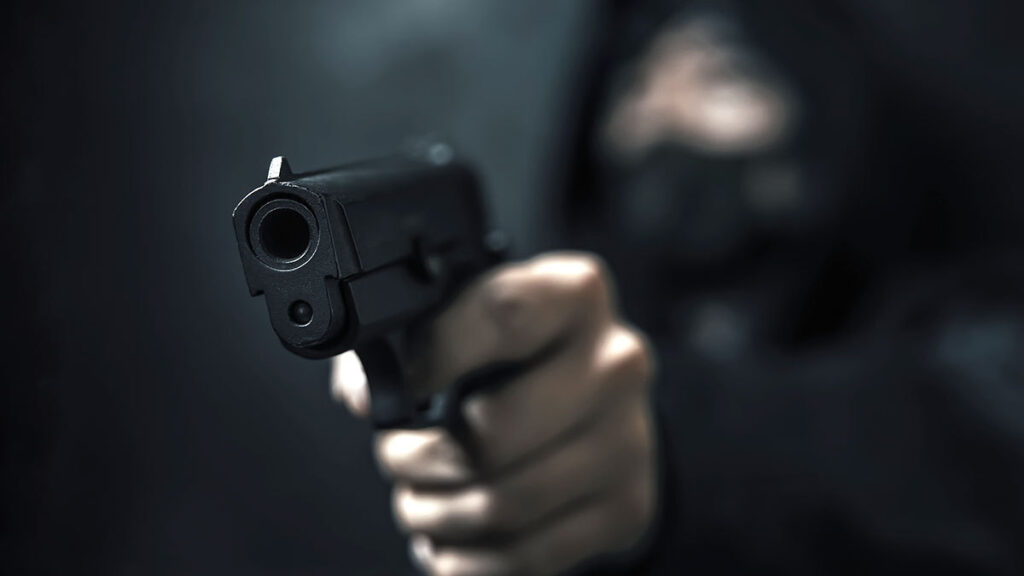 Homem armado anuncia assalto e rouba conveniência de um posto de gasolina