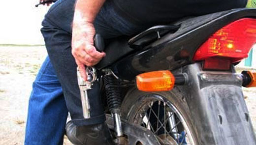 Homem é assaltado por motociclistas quando caminhava em bairro de Imbituba; bandidos levaram carteira com R$1,2 mil em dinheiro