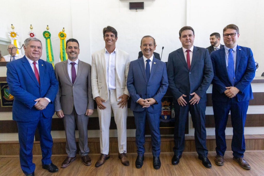 Governador acompanha posse do prefeito Preto Crippa (PL) em Laguna e vê tumulto e uma eleição de Mesa Diretora que deverá ser decidida na Justiça