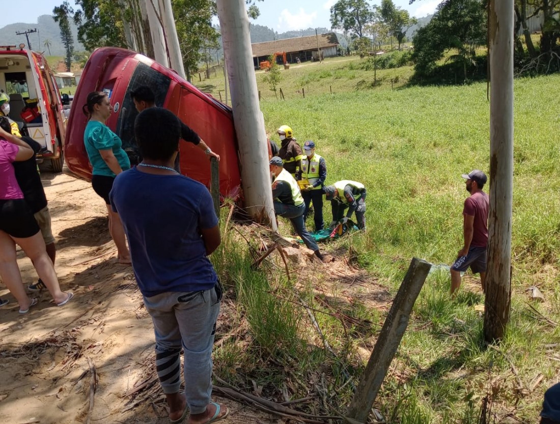 ACIDENTE: Em Imaruí, homem fica ferido e é encaminhado ao hospital São Camilo após perder controle do carro e bater em árvore
