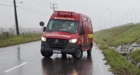 ACIDENTE FATAL: homem morre ao perder controle de carro, bater em poste e capotar na BR-101, em Paulo Lopes