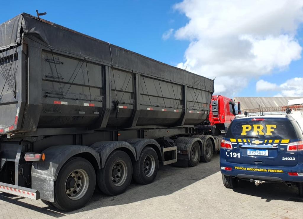 Em Imbituba, carreta é flagrada com mais de 26 toneladas de excesso, na BR-101, após ser carregada com sal no Porto
