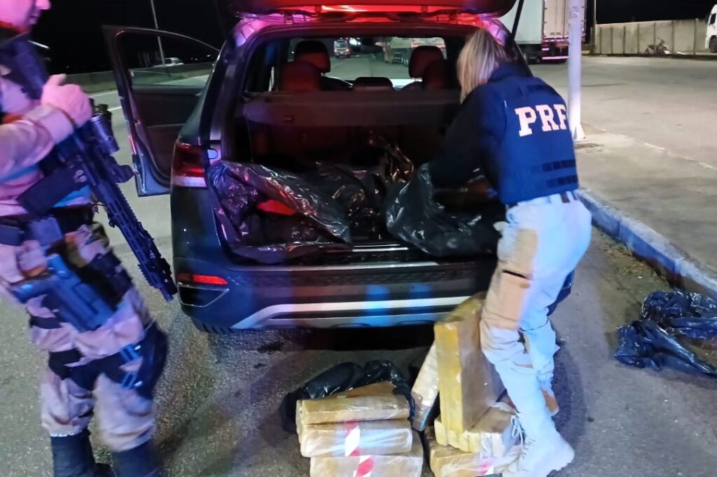 Ação conjunta da PRF e PM apreende 93 kg de maconha e cocaína e prende duas mulheres, na BR-101