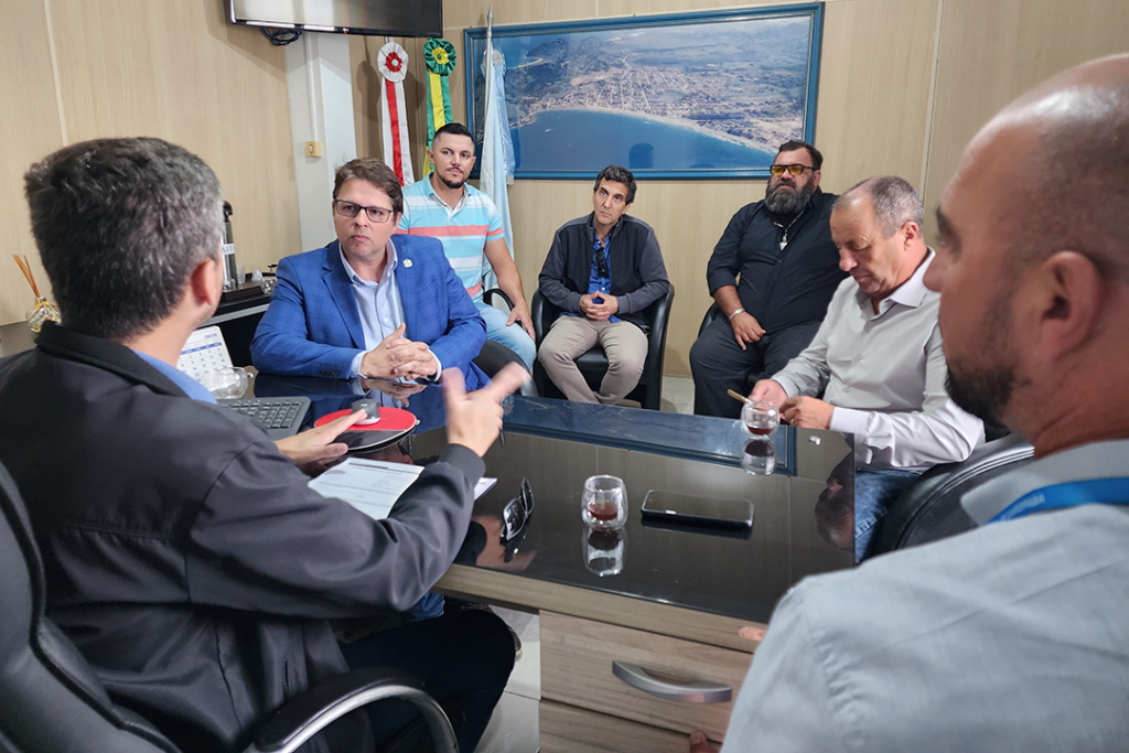 Secretário de Aquicultura e Pesca de SC visita Garopaba e critica cotas do Ministério para a pesca artesanal da tainha