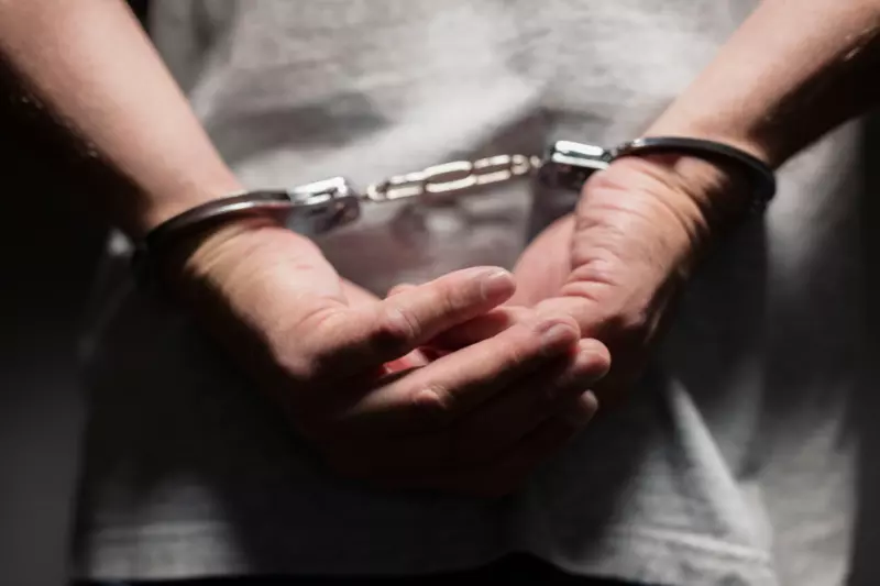 Foragido da Justiça, homem acaba preso em Imbituba por ameaçar companheira e danificar viatura da PM