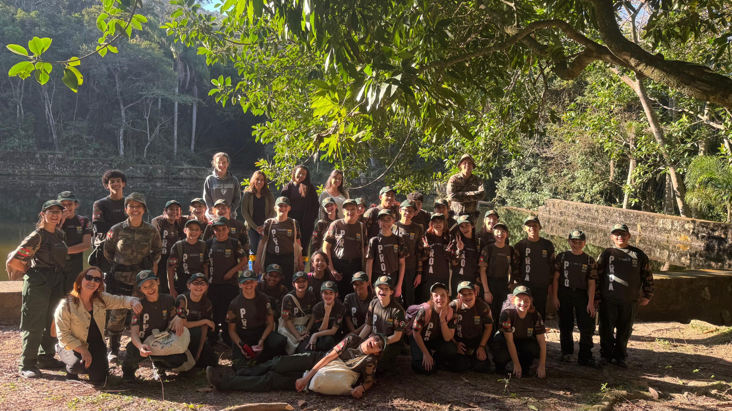 Jovens do Programa Protetor Ambiental exploram trilha ecológica e histórica em Imbituba