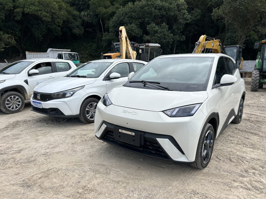 Secretaria de Infraestrutura de Imbituba amplia frota com novos veículos, incluindo o primeiro carro elétrico da prefeitura