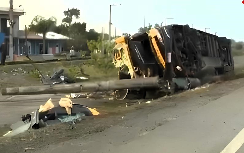Passageiros relatam momentos de pânico e solidariedade em acidente com ônibus em Imbituba; Motorista diz ter se perdido no escuro antes de tombar veículo com 34 pessoas