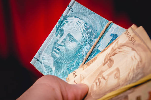 Homem é preso após ser flagrado com R$ 230 em notas falsas