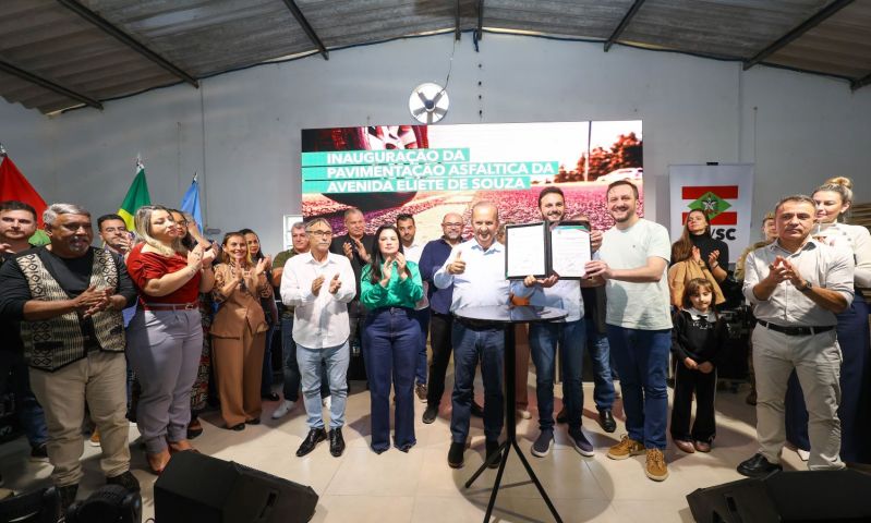 Governador Jorginho Mello inaugura obras na região, entre elas a pavimentação da SC-437, que liga Imaruí a Pescaria Brava, e anuncia mais investimentos