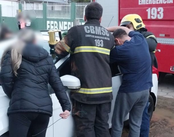 Criança de apenas 3 anos fica presa em carro por quase uma hora e mãe alega que veículo travou sozinho com a chave no seu interior