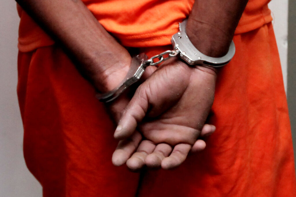 Foragido por tentativa de homicídio, jovem vai passar Dia dos Pais com o pai em Imbituba, tenta fugir da PM, mas é preso escondido sob moita