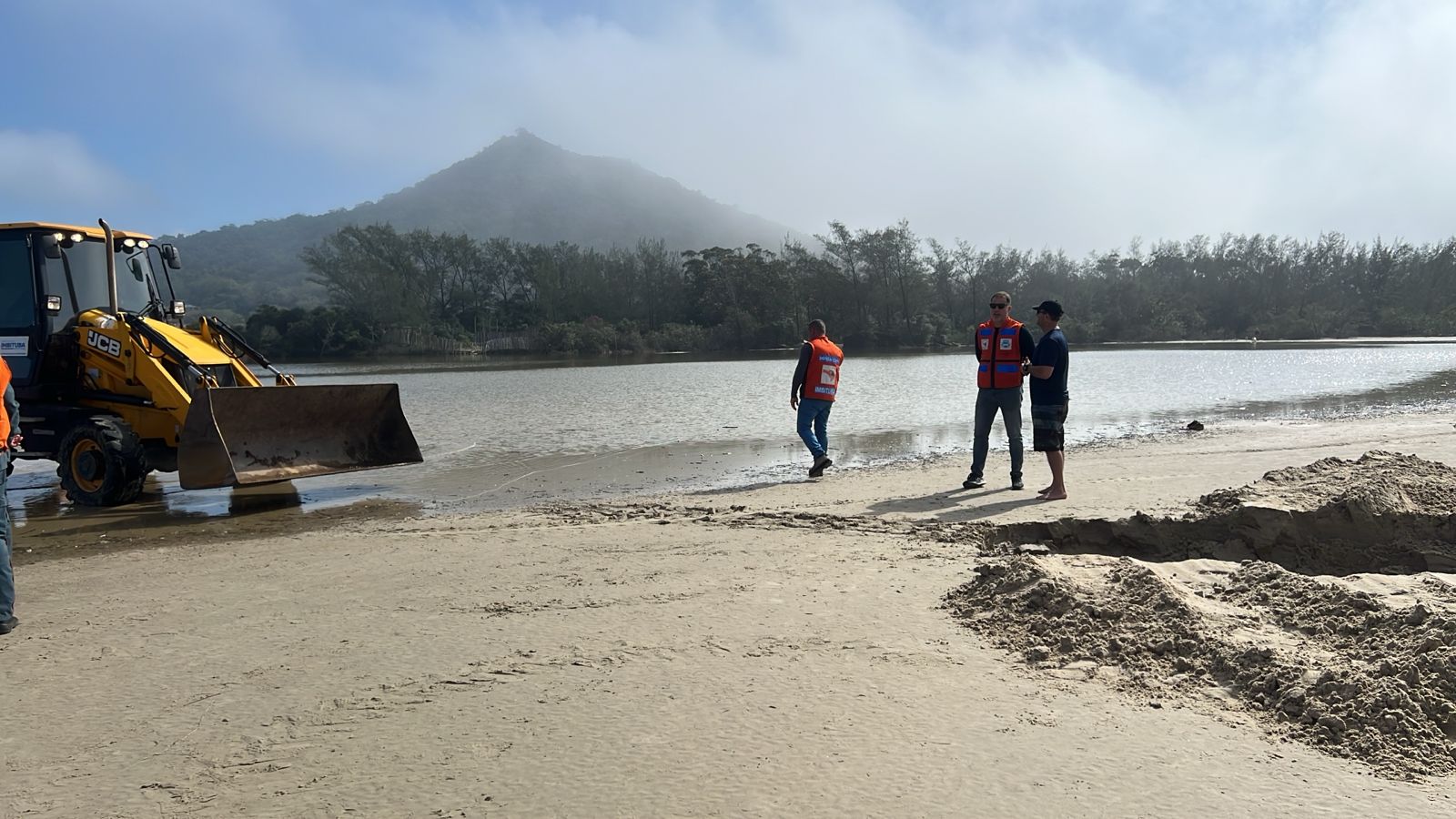 Barra de Ibiraquera é aberta pela Defesa Civil de forma emergencial; nível da água acima da média já atingia ruas e residências