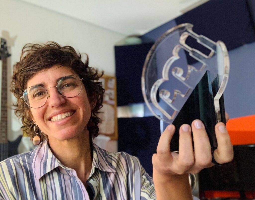 Artista de Garopaba vence prêmio nacional com álbum que transforma objetos do cotidiano em música