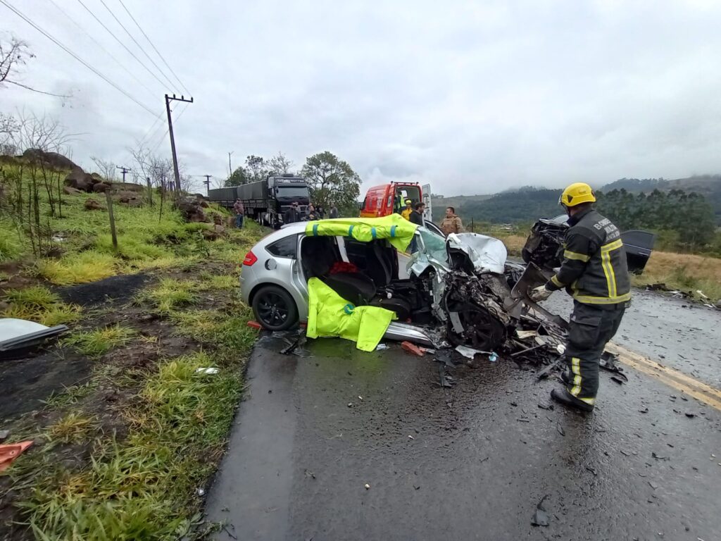 Acidente de trânsito deixa mulher encarcerada entre as ferragens no sul de Santa Catarina