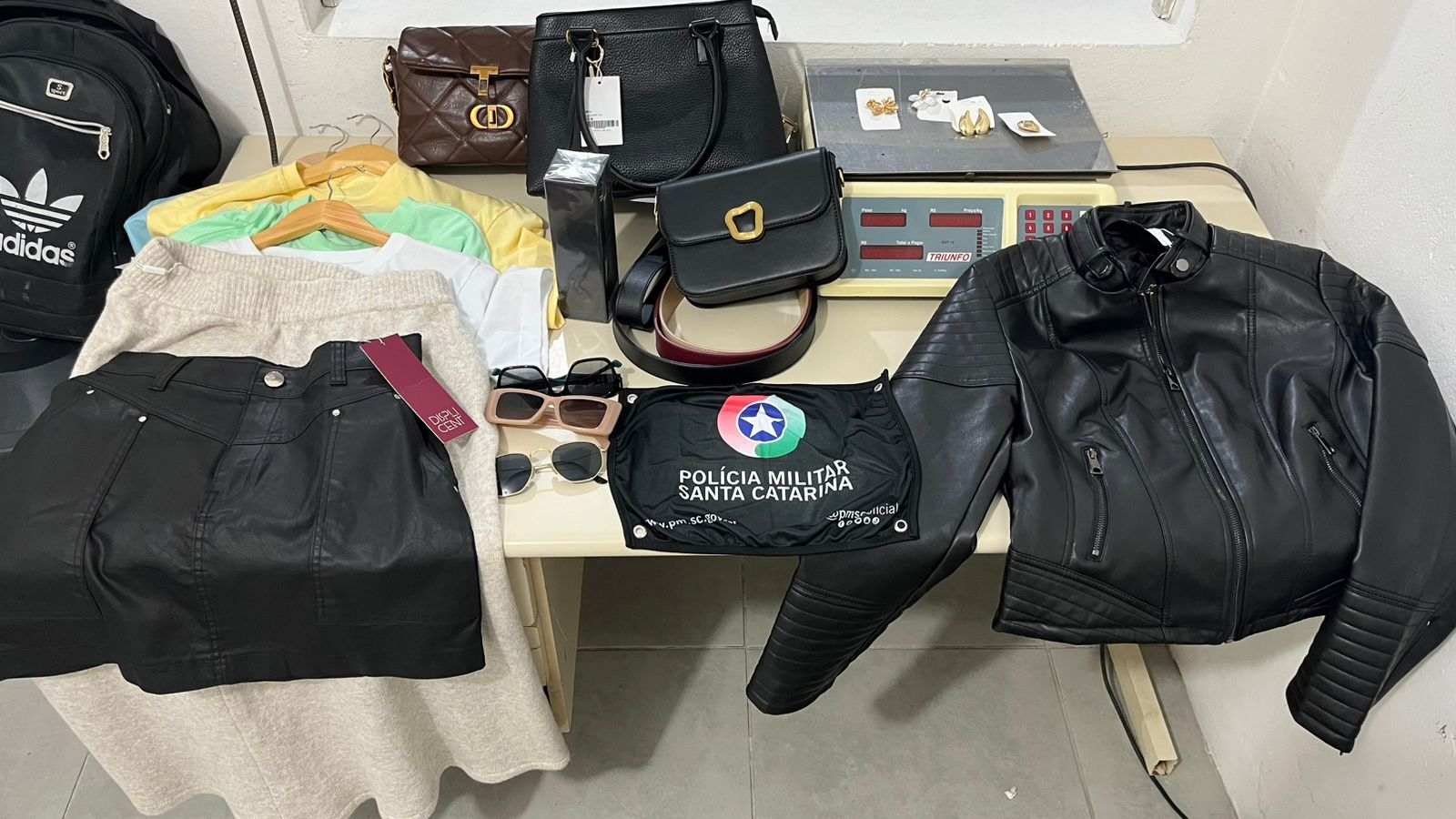 FLAGRANTE: Homem é preso logo após furtar loja de roupas na madrugada desta quinta-feira (7); suspeito foi detido a poucos metros do estabelecimento, com diversas peças