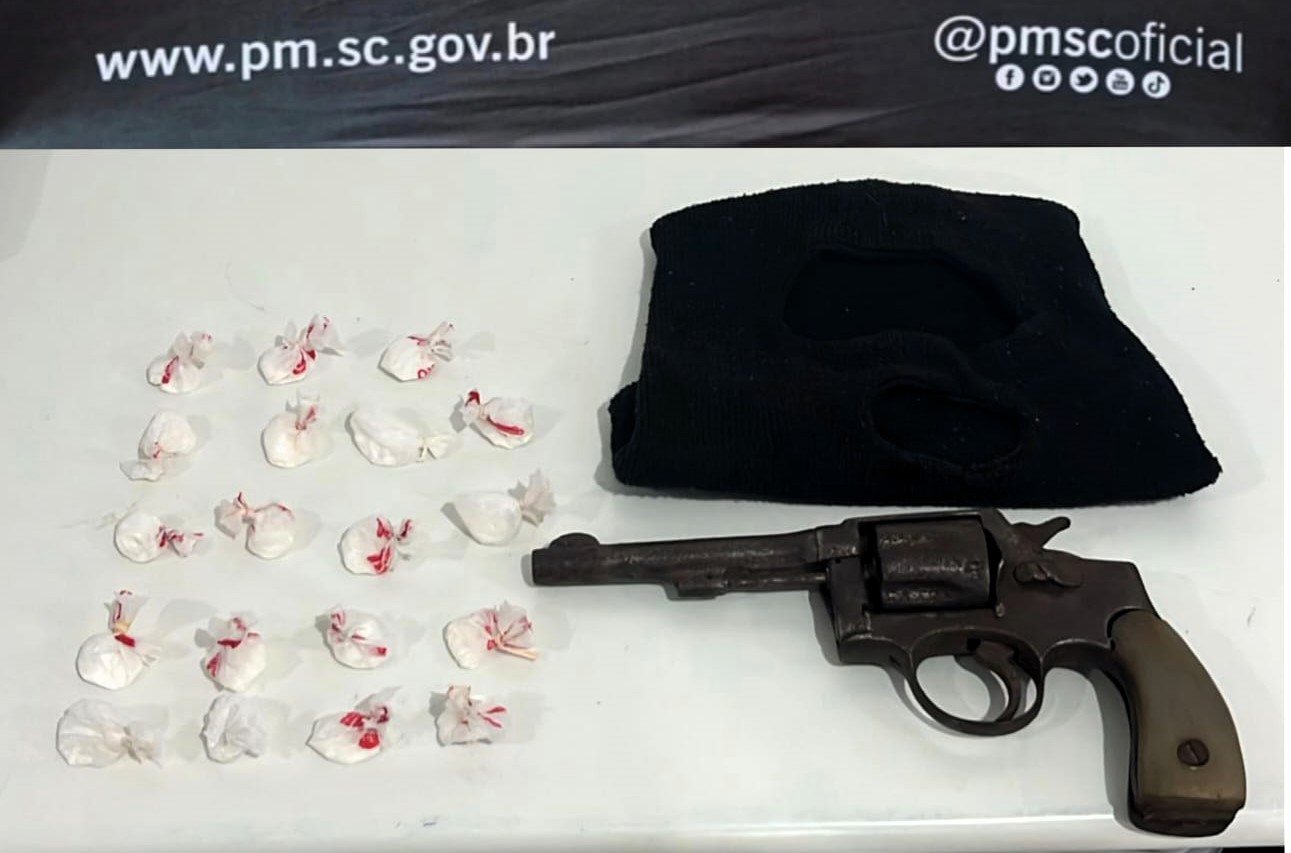 Em Paulo Lopes, homem desvia do caminho de viatura, chama atenção da PM e é preso por porte ilegal de arma e tráfico de drogas