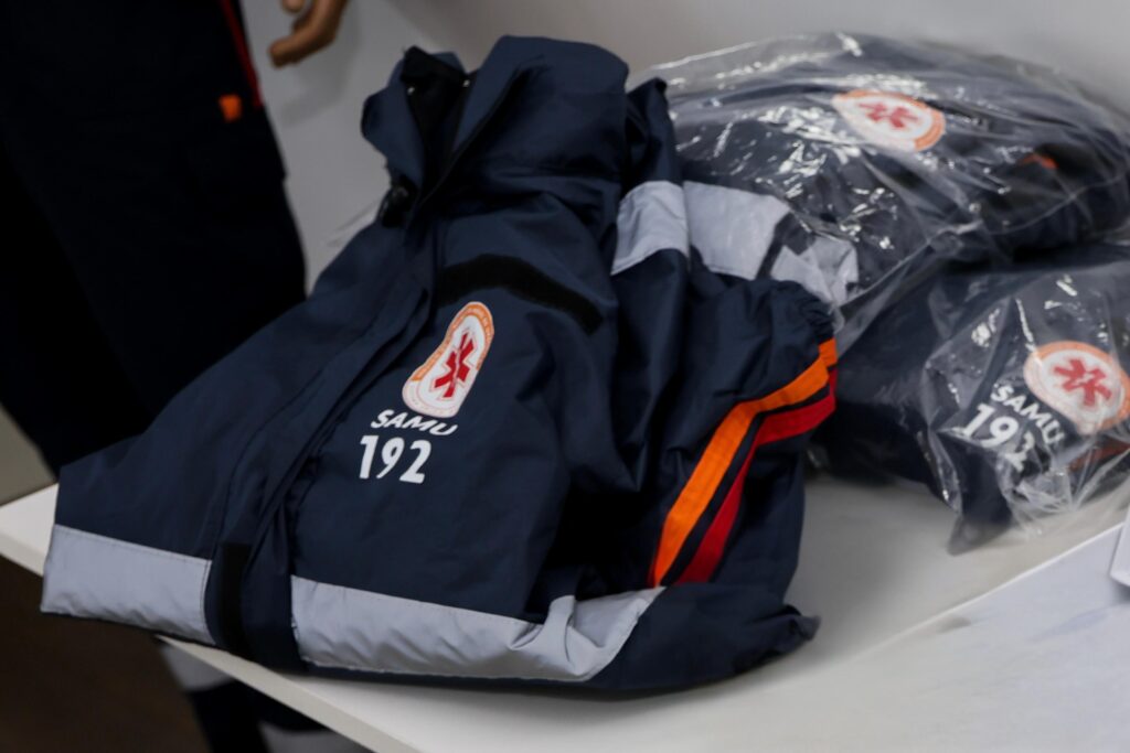 Socorristas de Imbituba recebem uniformes do SAMU em entrega realizada pelo governo do estado