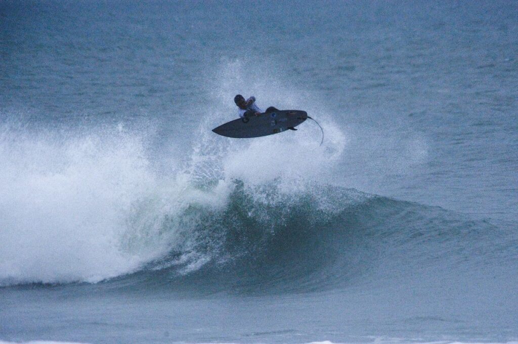Yuri Gabryel e Tainá Hinckel dominam o Silverbay Pro 2025 praia do Silveira, em Garopaba