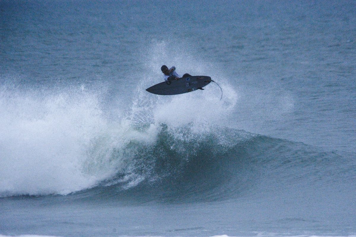 Yuri Gabryel e Tainá Hinckel dominam o Silverbay Pro 2025 praia do Silveira, em Garopaba