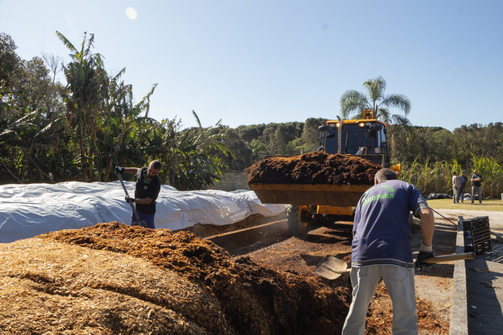 Agricultores familiares recebem 49 toneladas de composto orgânico em Garopaba
