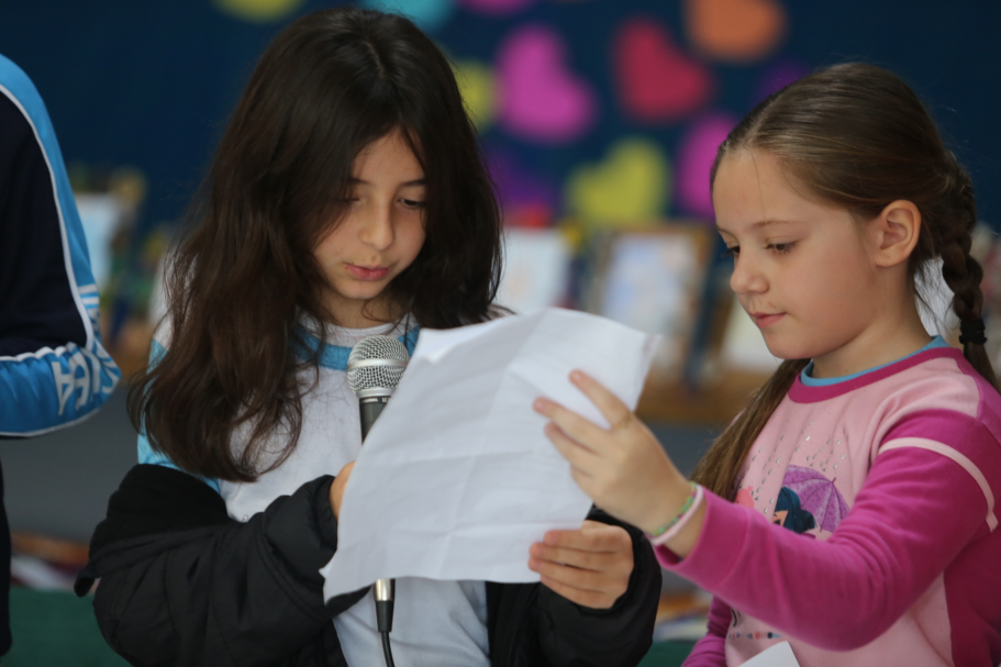 Projeto "Poesia que Alimenta" incentiva leitura e escrita entre alunos de escola de Imbituba