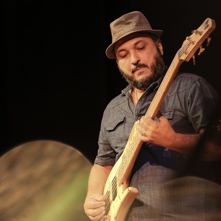 DEL VINO 2025: Evento enogastronômico na Praia do Rosa celebra encerramento no próximo sábado (23), com show do baixista Ney Conceição