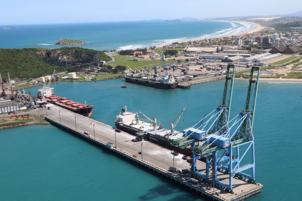 Tarifaço sobre parte de exportações brasileiras entra em vigor hoje; entenda possíveis mudanças no cenário catarinense
