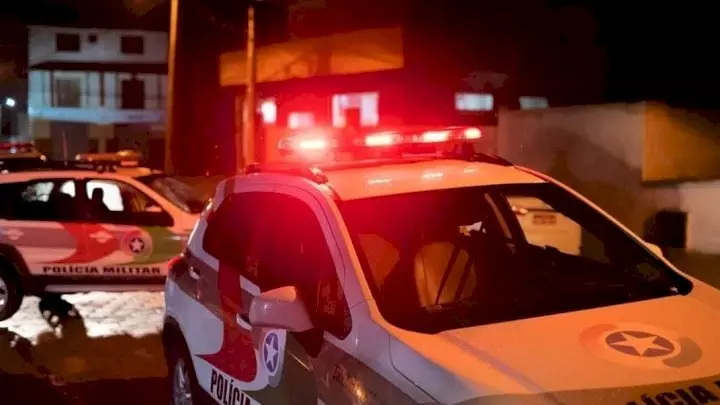 Jovem é flagrado em carro com pistola, drogas, balança e adolescente de 15 anos na madrugada desta segunda; ele foi preso por tráfico, porte ilegal de arma e corrupção de menores