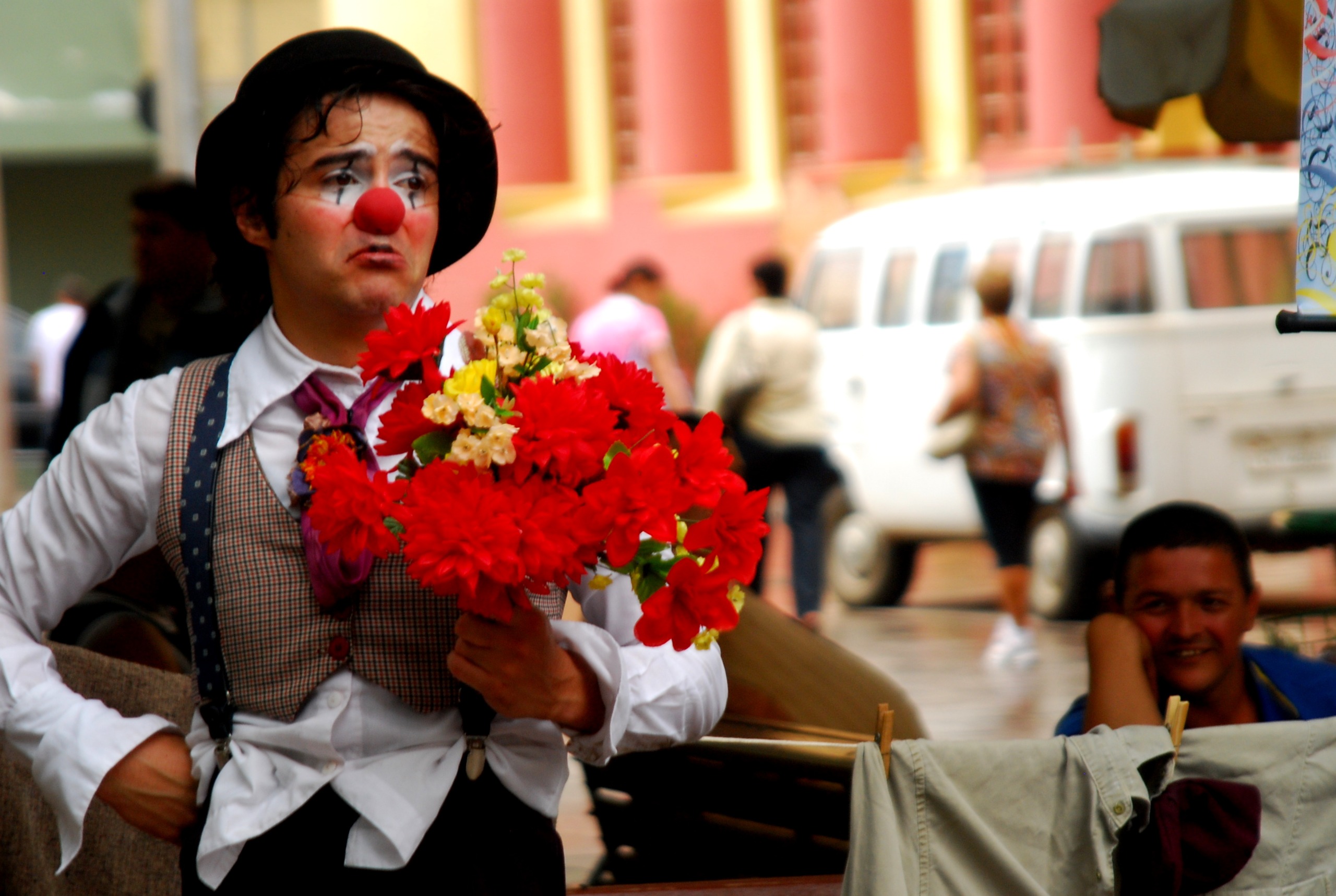 SAÚDE MENTAL E PALHAÇARIA: Imbituba recebe projeto humorístico "Entre Risos & Psique"