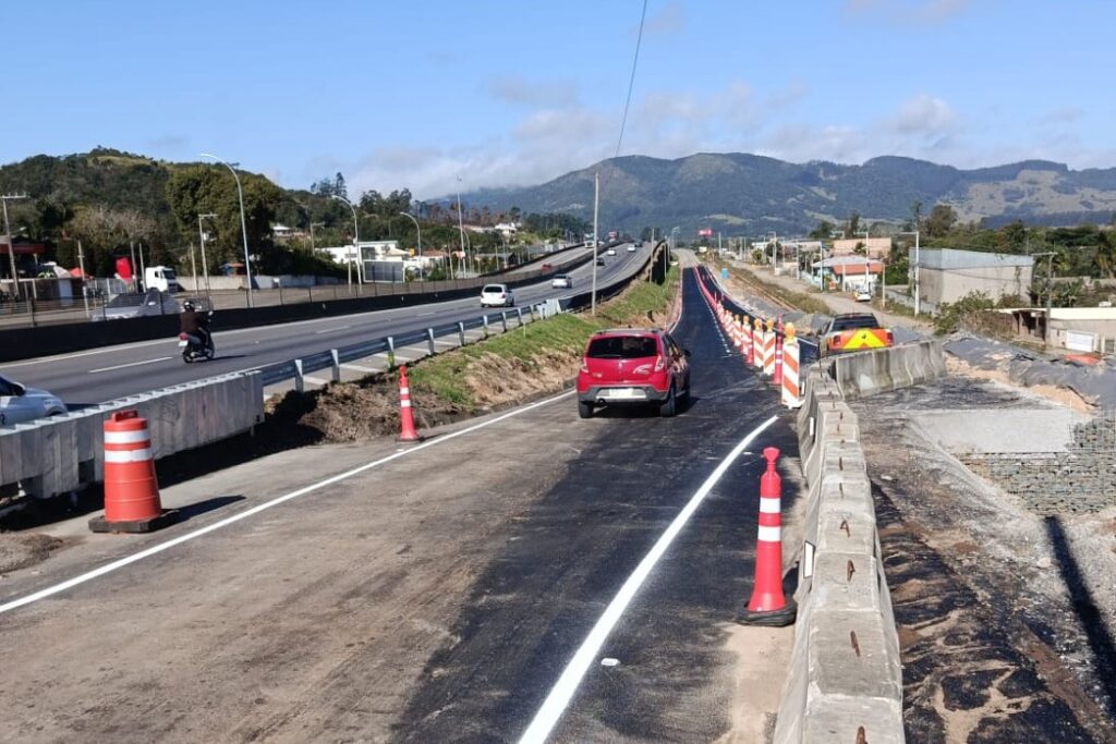 ATENÇÃO: acesso a Pescaria Brava pela BR-101 é liberado para passagem de veículos após interdição para obras