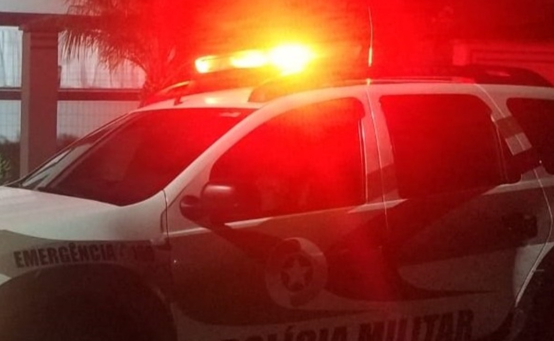 Escondido em residência de Imbituba, foragido por homicídio é abordado pela PM, tenta fugir pelos fundos, mas é capturado por policiais