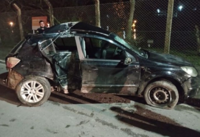 ACIDENTE FATAL: Homem morre e duas pessoas ficam feridas após carro bater em poste; condutor dirigia com CNH vencida, ingeriu álcool e recusou bafômetro