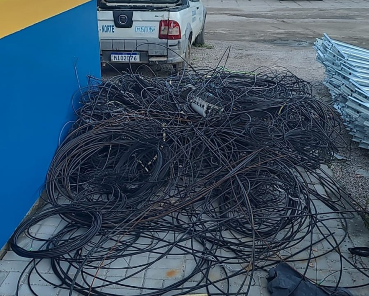 Mutirão em Imbituba recolhe 400 quilos de cabos inutilizados e organiza redes aéreas