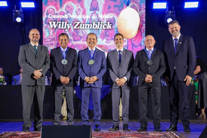 HOMENAGEADOS: Governador Jorginho Mello e presidente da Alesc, Júlio Garcia, recebem Comenda Willy Zumblicke, em Tubarão