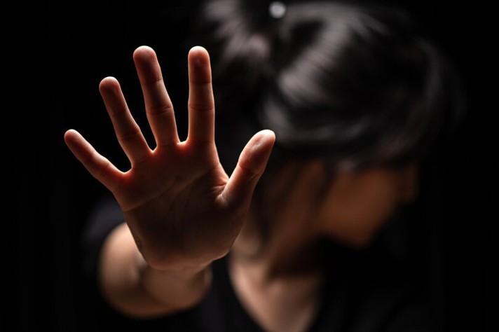 Mulher é agredida pelo companheiro em pleno ponto de ônibus e agressor é contido por populares até ser preso em flagrante