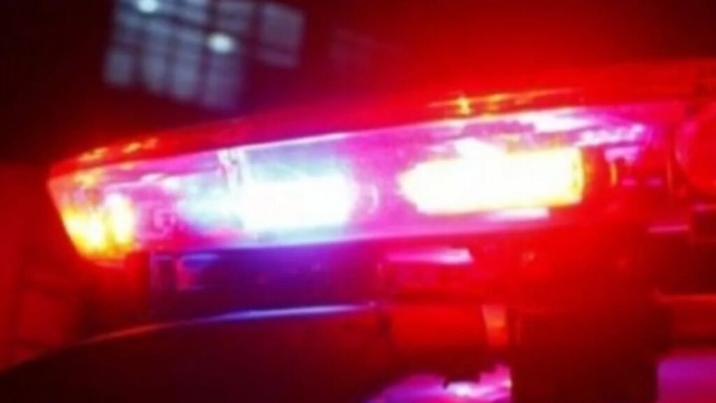 Em Imbituba, mulher é flagrada dentro de supermercado durante furto na madrugada deste domingo; duas pessoas conseguiram fugir
