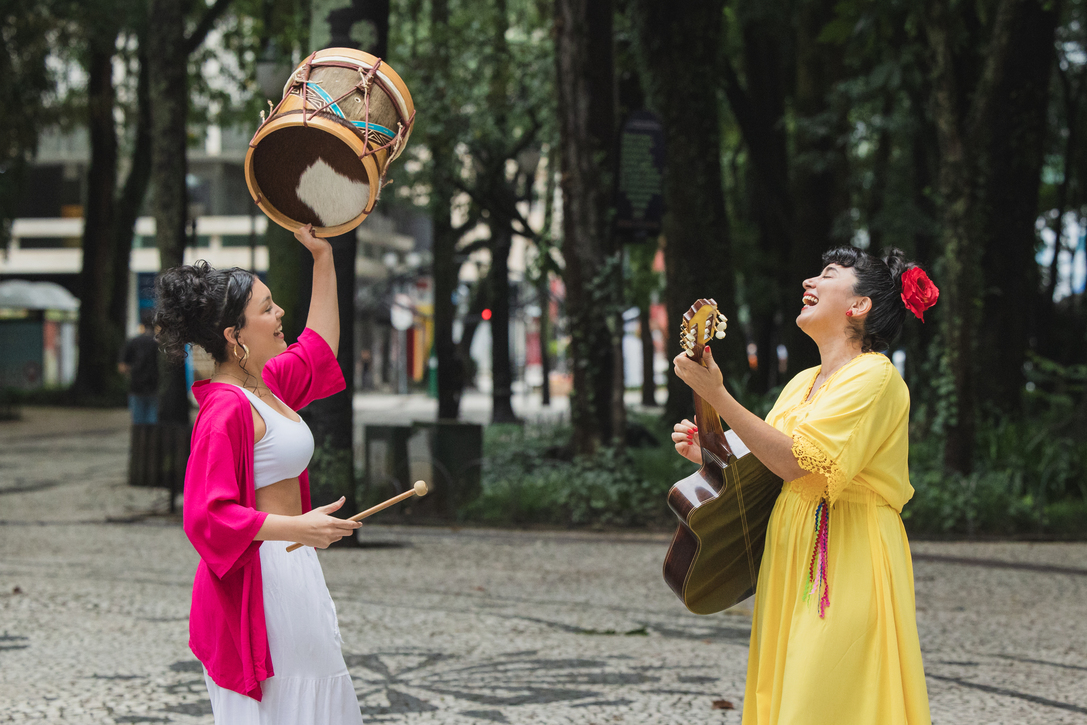 É HOJE: Com entrada gratuita, espetáculo musical “A Menina, a Mulher e a Anciã” movimenta Imbituba na Biblioteca Pública