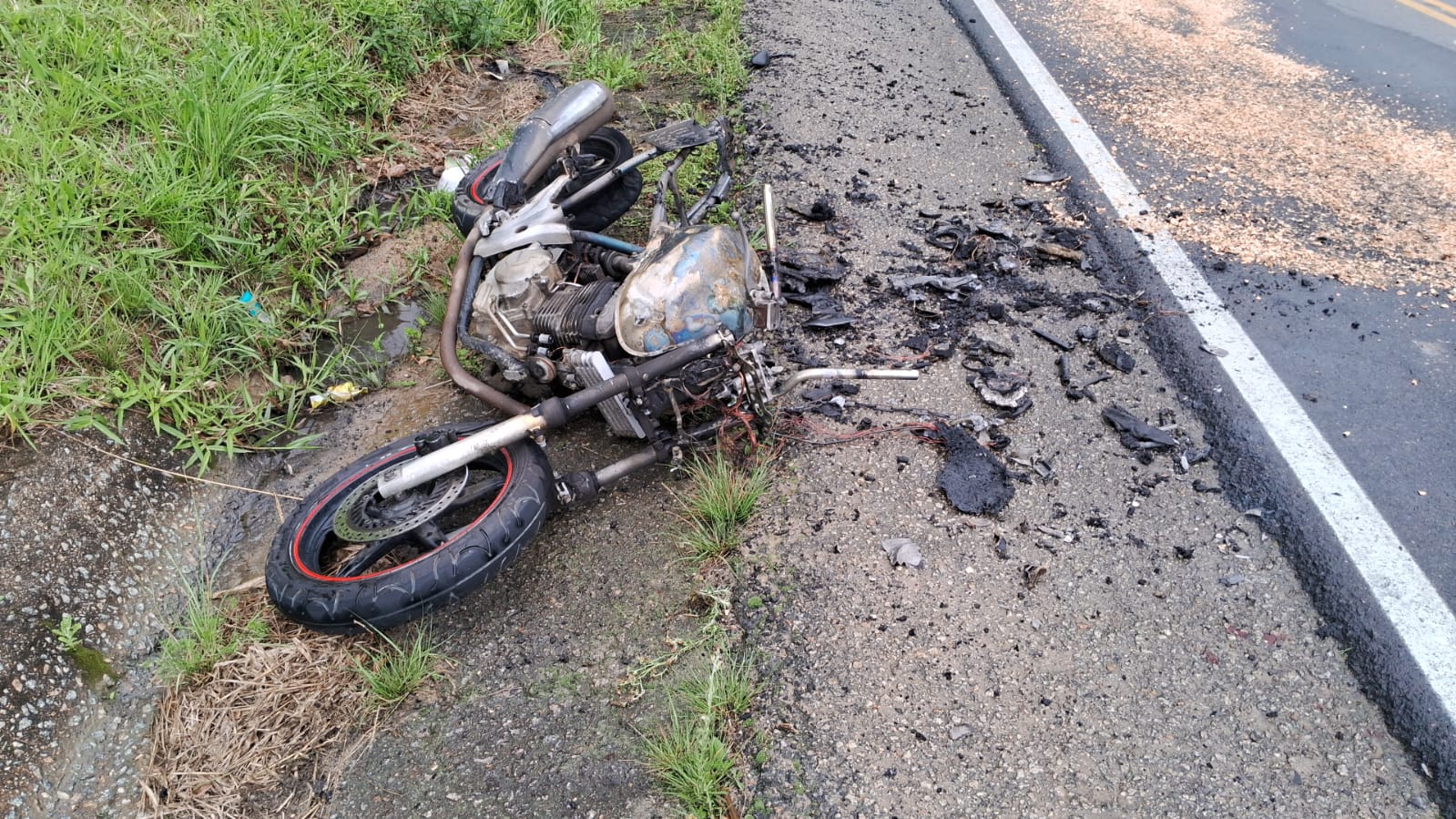 GRAVE ACIDENTE: Motocicleta pega fogo em rodovia de Imaruí e motorista fica ferido