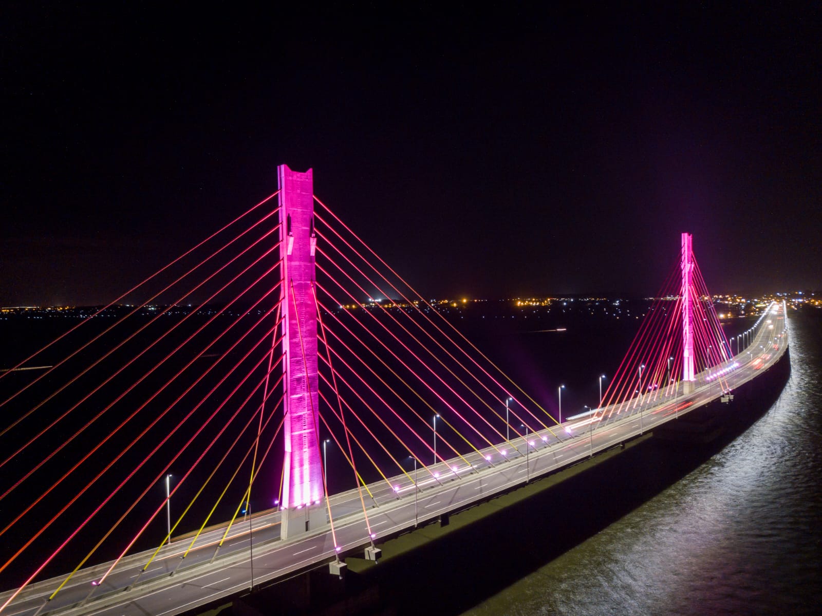 Ponte Anita Garibaldi destaca movimento Outubro Rosa em sua iluminação
