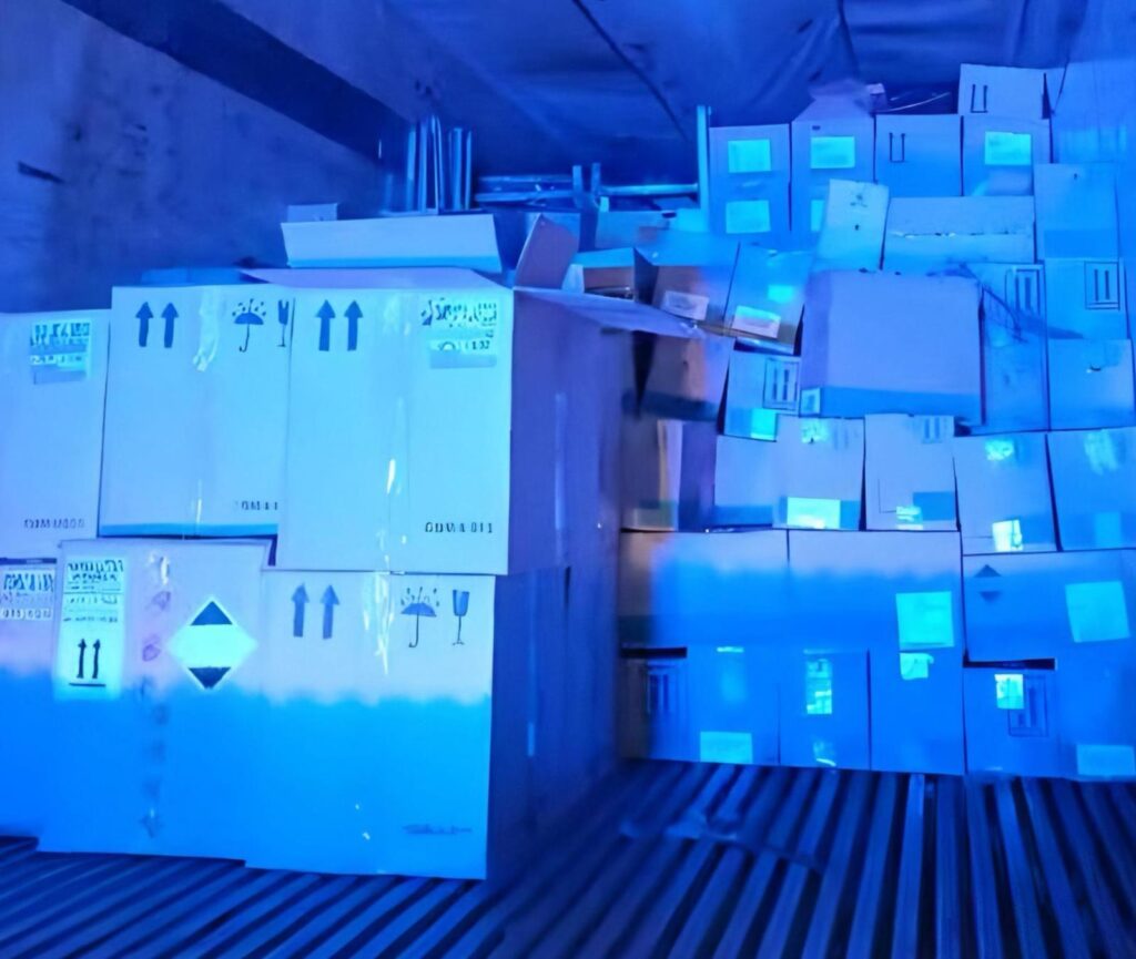 VÍDEO: Contrabando milionário é apreendido na BR-101 em Paulo Lopes; carga de vinhos, perfumes e cosméticos estrangeiros seria entregue em São Paulo