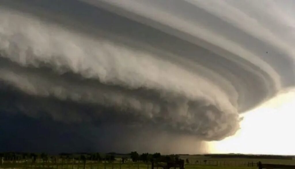 Ciclone traz virada brusca do tempo com alerta de tempestades no final de semana em SC