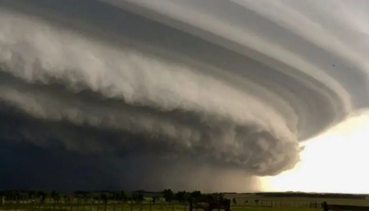 Ciclone traz virada brusca do tempo com alerta de tempestades no final de semana em SC