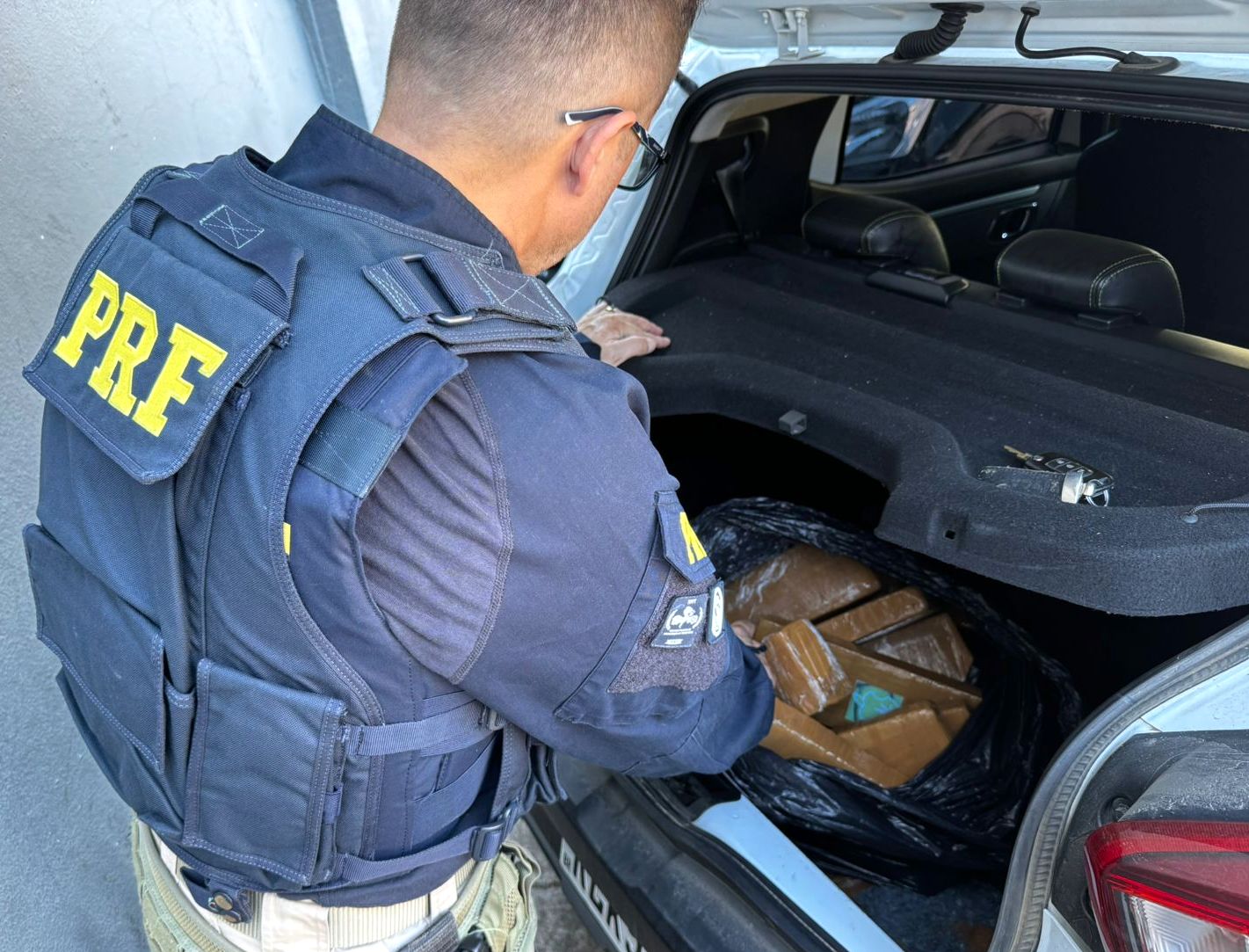 VÍDEO: PRF apreende tabletes de maconha em porta-malas na BR-101