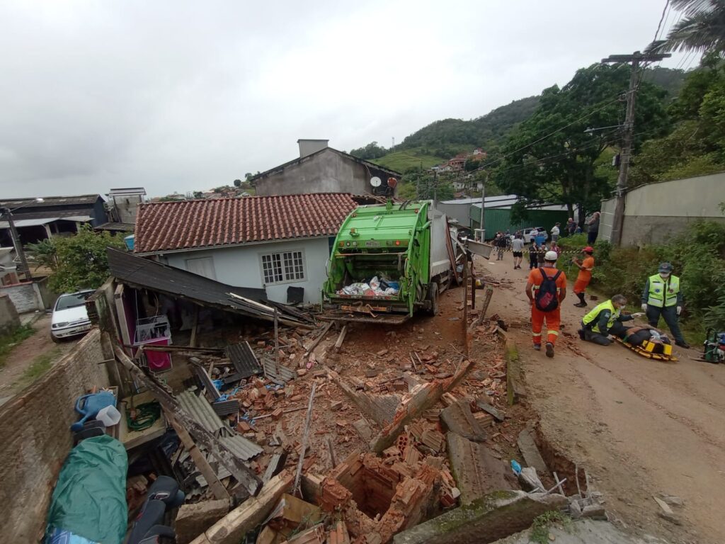 Caminhão de coleta de lixo invade terreno e derruba parte de residência após perder os freios