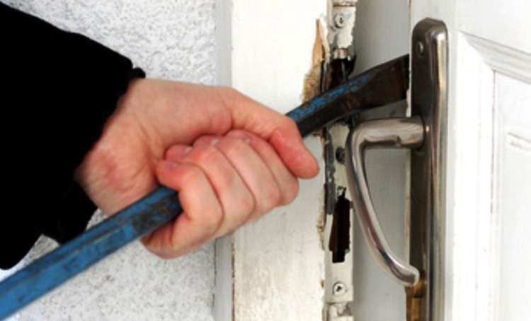 Residência é furtada dias após morte do proprietário e grande quantia em dinheiro que dono escondia na casa é levada; genro acionou a polícia