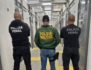 Operação policial mira facção criminosa com atuação dentro e fora de presídios em Laguna e mais 11 municípios de SC