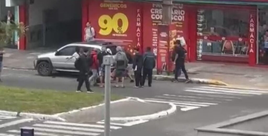 VÍDEO: Pessoa em situação de rua é agredida após invadir carro em pleno Centro de Imbituba e volta a ser preso nesta sexta-feira