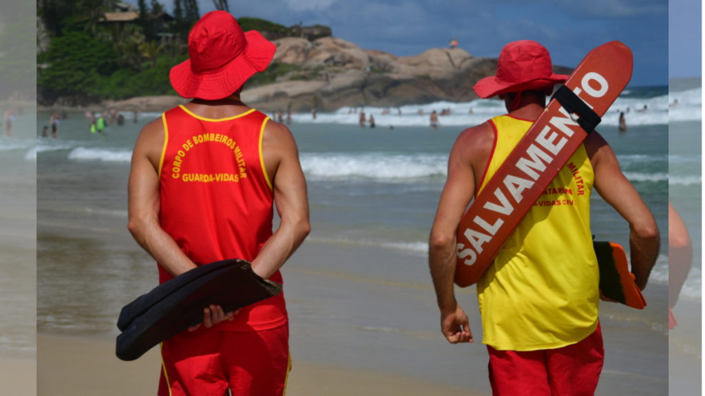 Banhistas são resgatados após serem arrastados por correnteza em praia de Laguna